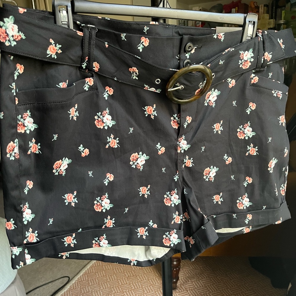 Torrid size 22 black floral belted shorts